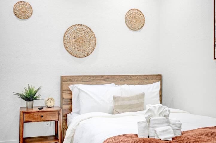 LUX 8BR/5BA Oasis – Huge Villa w/Heated Pool & Spa gallery image 5