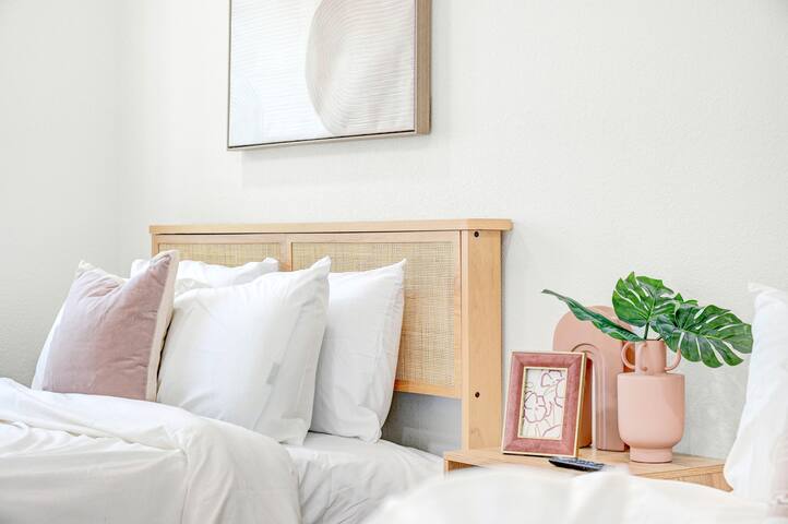 LUX 8BR/5BA Oasis – Huge Villa w/Heated Pool & Spa gallery image 4