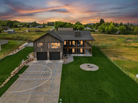 Modern Lakehouse | Slps 34 | Courts + Chef Kitchen