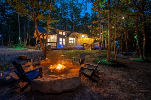 Enchanted Cabin Hot Tub, Firepit, Grill & Zip Line