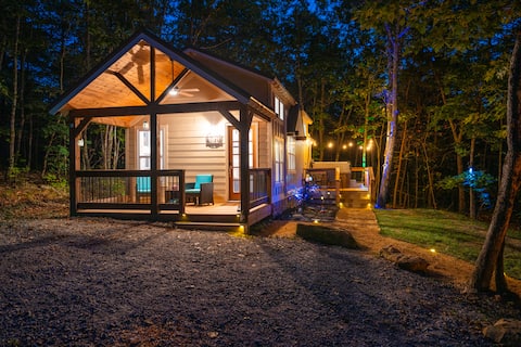Enchanted Cabin Hot Tub, Firepit, Zip Line & Grill