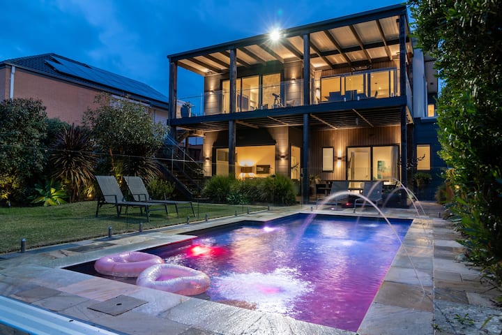 4BR Bay View Coastal Retreat – Pool, Balcony, EV