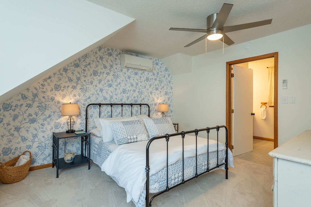 Dhomë gjumi "Queen" në katin e sipërm me suitë të bashkangjitur - mini ndarje. 