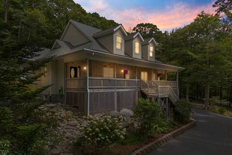 Elevated Lifestyle | Spacious 6 Bdrm w/ Hot Tub!