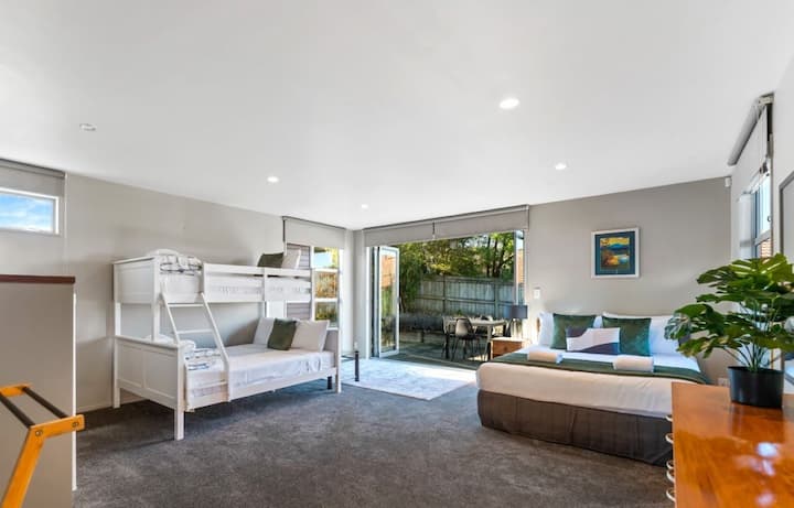 Quarto com 1 cama queen size, além de beliches com 1 cama de solteiro sobre 1 cama queen size. Este quarto também tem sua própria cozinha pequena
