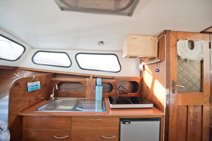 Floating Escape: Enjoy A Cozy Houseboat In Zeeland - Zierikzee