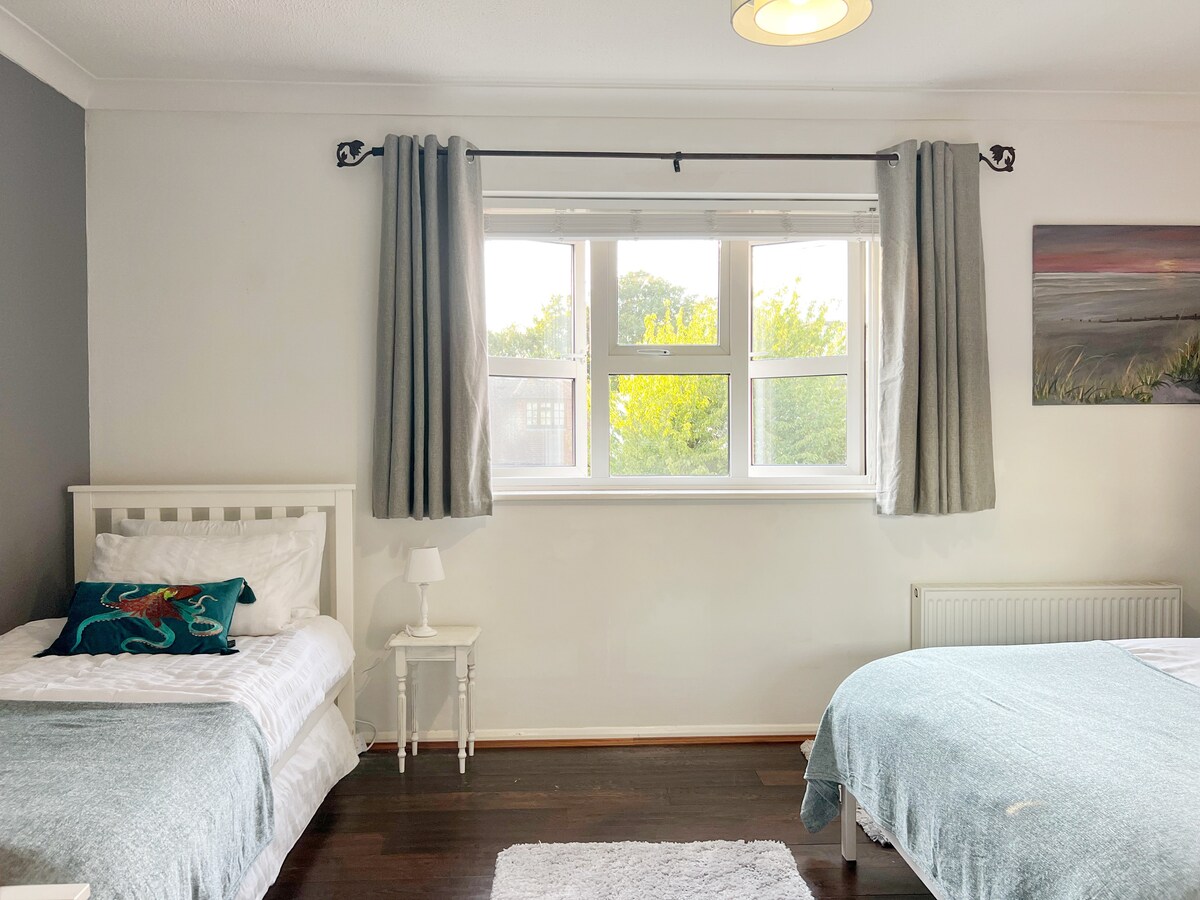 Მე ‑ 2 საძინებელი განკუთვნილია სამი სტუმრისთვის.