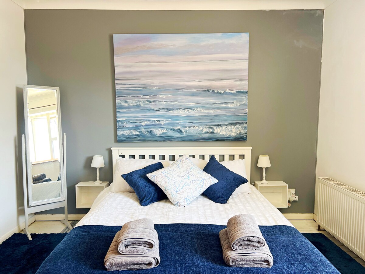 Ერთ ‑ ერთ საძინებელში არის დიდი საწოლი და ფანჯარა საცხოვრებლის უკანა მხარეს. Პირსახოცები მოწოდებულია.