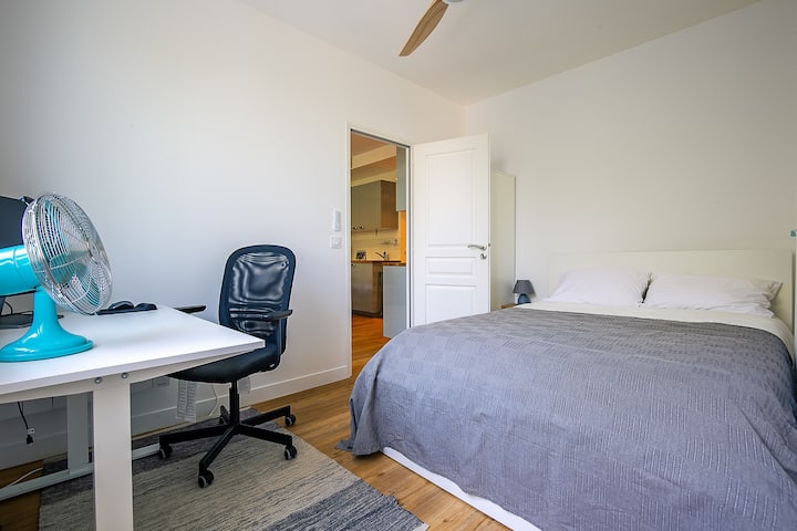 dhoma e gjumit 2 me krevat dopio dhe tavolinë pune me ventilator tavani