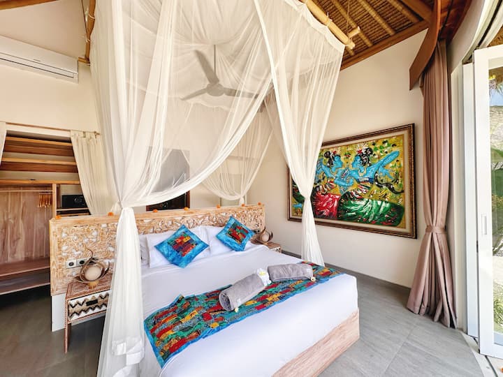 Jifurahishe! Chumba chetu cha kulala kimeundwa kwa ajili ya starehe ya hali ya juu, na kukifanya kuwa likizo bora kabisa. 