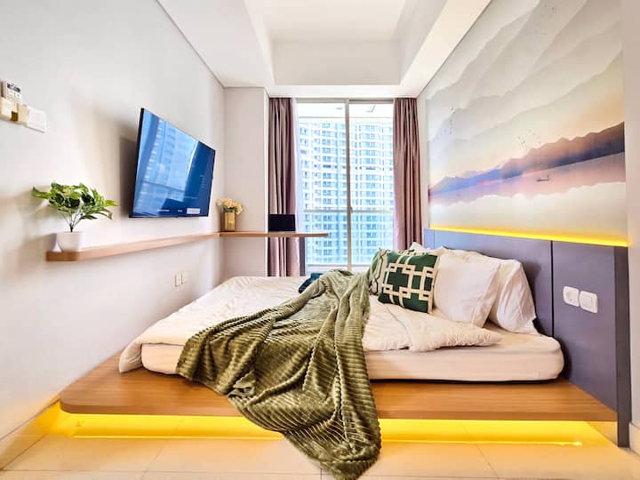 WOHNZIMMER IN TATAMI-DOPPELBETT + ARBEITSPLATZ MIT BLICK AUF DEN POOL 