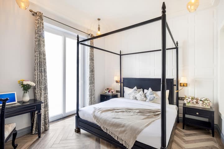 ✨En dristig himmelseng er omdrejningspunktet i denne luftige suite, hvor klassisk elegance møder subtil overdådighed – designet til både forkælelse og inspiration✨