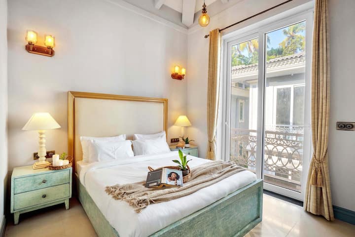 ✨Et solbeskinnet fristed med gyldne accenter, behageligt sengetøj og en balkon lige uden for – dette soveværelse er den perfekte blanding af varme og elegance✨