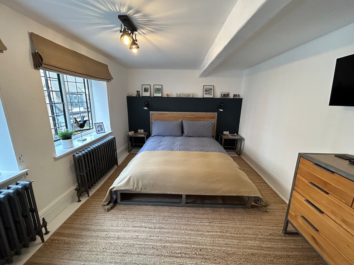 เตียงคิงไซส์ในห้องนอนชั้นแรก