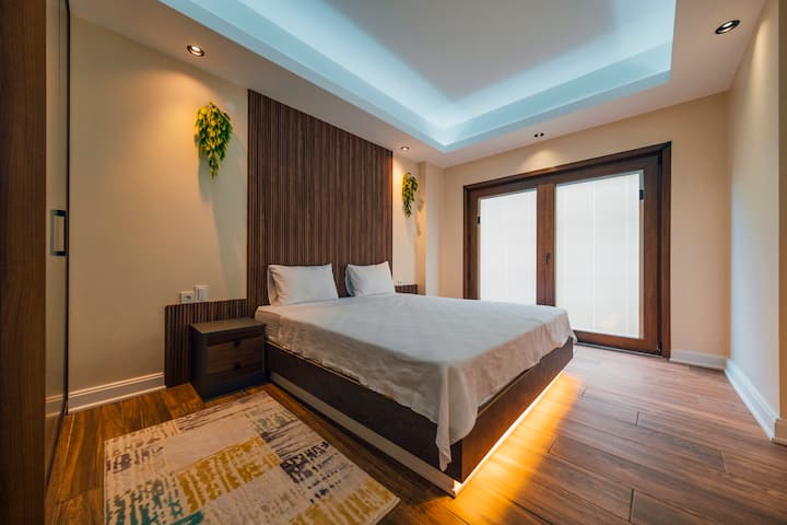 Цветът на нощните светлини и интензитетът на светлината могат да се регулират.
Контакти в края на главата
Стоманен сейф
Френски балкон
Главна баня
Климатик (активен през лятото)
Подово отопление
Керамичен под
Хигиенни продукти
