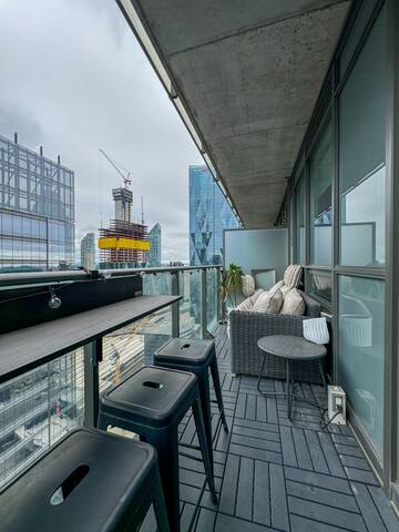 Luxury Corner Unit | Prime Location | Free Parking gallery image 3