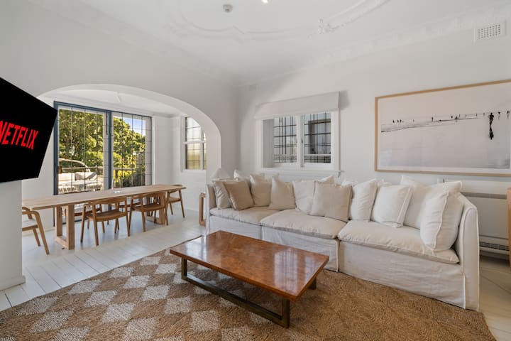 Executive 2BR Apt w/ Balcony near Yarranabbe Park