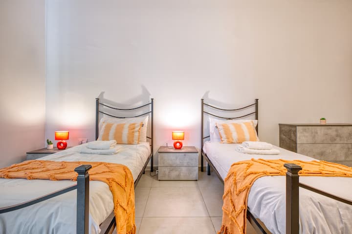 Опуштете се во спалната соба, светло и просторно прибежиште дизајнирано за удобност, со плишан кревет, гардеробер и прозорци кои внесуваат природна светлина. Уживајте во мирни ноќи и лесни утра во мирна, флексибилна средина додека престојувате во Малта.