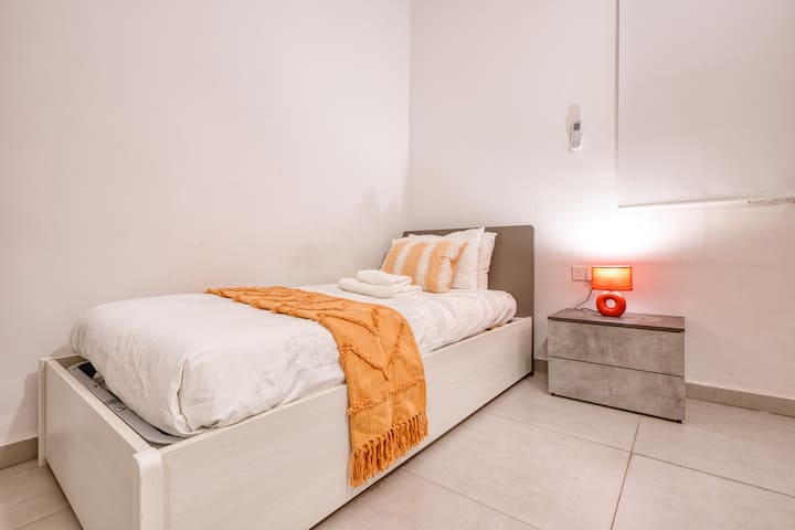 Опуштете се во спалната соба, светло и просторно прибежиште дизајнирано за удобност, со плишан кревет, гардеробер и прозорци кои внесуваат природна светлина. Уживајте во мирни ноќи и лесни утра во мирна, флексибилна средина додека престојувате во Малта.