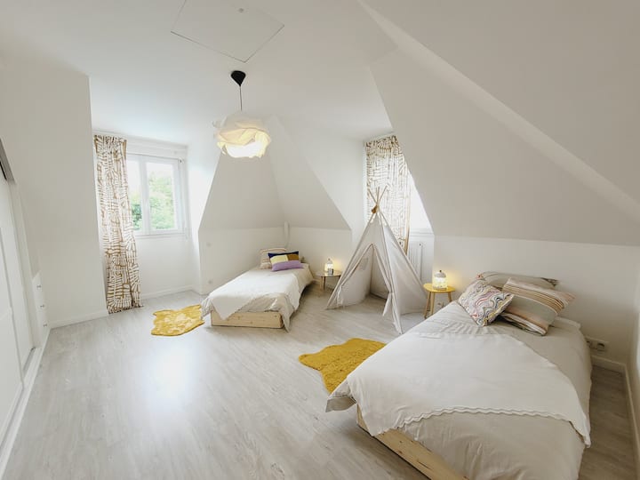 2x ايكيا 80 × 200 سرير فردي. يمكن تجميع السريرين إذا لزم الأمر