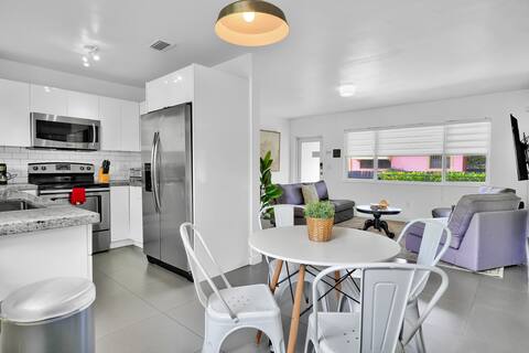 Top Airbnb: Spacious 4 BD/4BA Heated POOL + HotTub in Lemon City/Little Haiti
