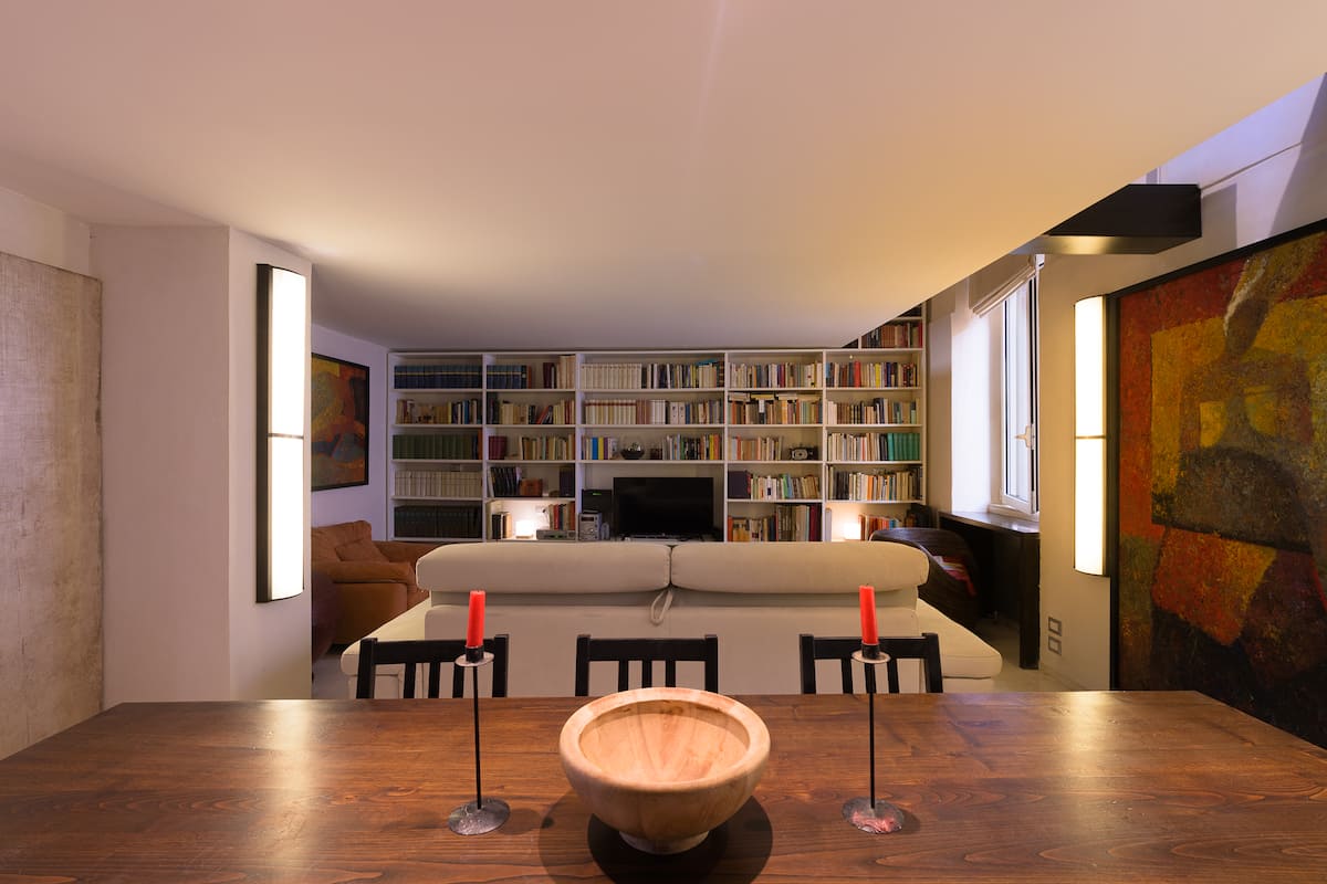 Elegante duplex su 2 livelli con 2 bagni e biciclette - Trastevere — Salotto con tavolo 10 posti e libreria con divano | Roma