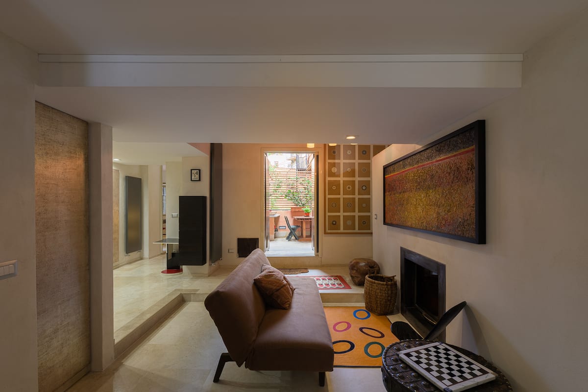 Elegante duplex su 2 livelli con 2 bagni e biciclette - Trastevere — Divano con camino | Casa vacanze LovedHomes a Roma