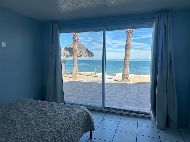 Bottom floor - Planta Baja - 1 Queen bed -Memory foam, Direct access to patio and beach.