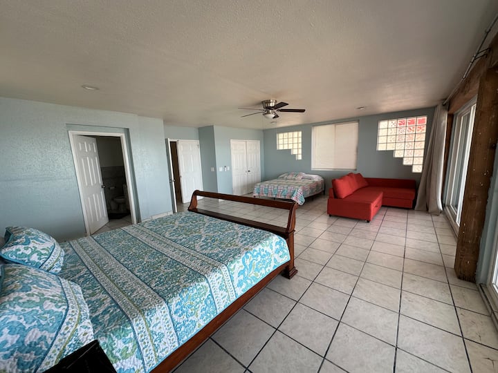 Middle floor/Planta Media - Mater suite 1 King / 1 Queen/ Couch / Mini Fridge / Keurig / Private full bathroom / balcony with patio chairs and beach access / Memory foam beds. 
