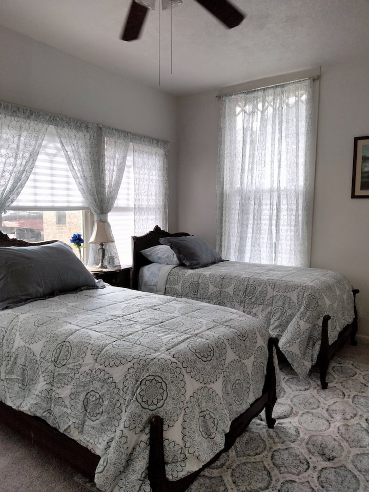 Mapacha wawili na televisheni ya Uverse kwenye chumba cha kulala cha nyuma 