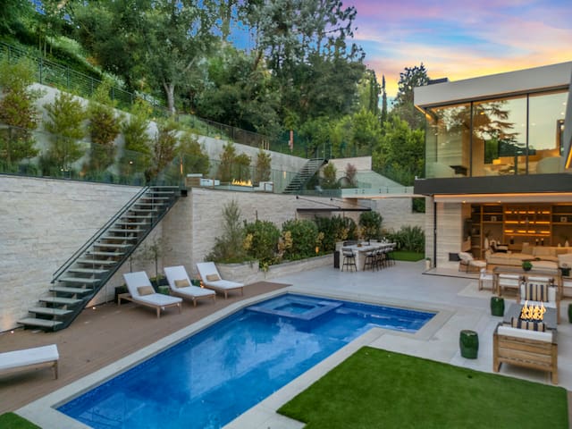 Exquisite Private Oasis in Beverly Hills gallery image 2