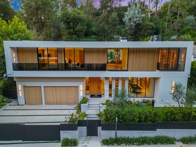 Exquisite Private Oasis in Beverly Hills gallery image 4