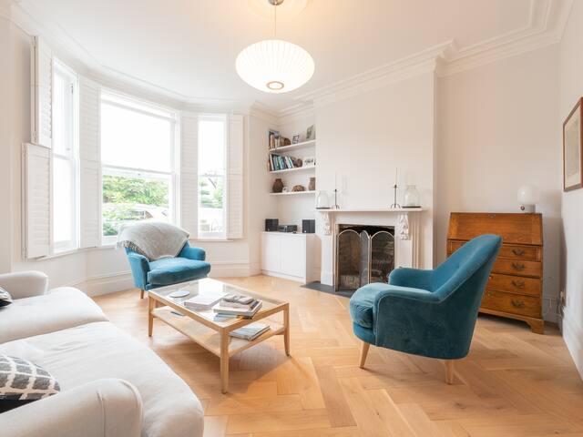 Beautiful Retreat St Margarets London Free Parking gallery image 3