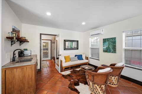 Top performing Airbnb: Walk to 100s of venues from this DT guesthouse! in East Cesar Chavez