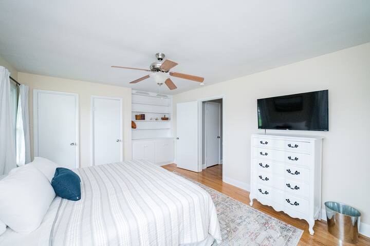 Spálňa 2 je krásny priestor susediaci s kúpeľňami na konci chodby ďalej od obývacej izby.  Ponúka pekné tiché miesto ďaleko od hlavných izieb.