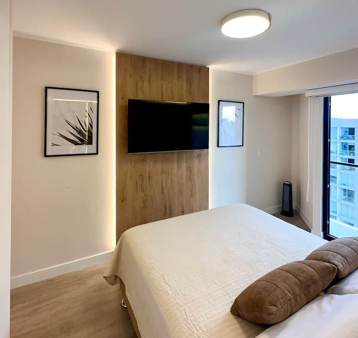 Pripravení na seriálový maratón? Izba je vybavená pohodlnou manželskou posteľou a 50-palcovou inteligentnou televíziou s Wi-Fi, takže si môžete vychutnať svoje obľúbené seriály.