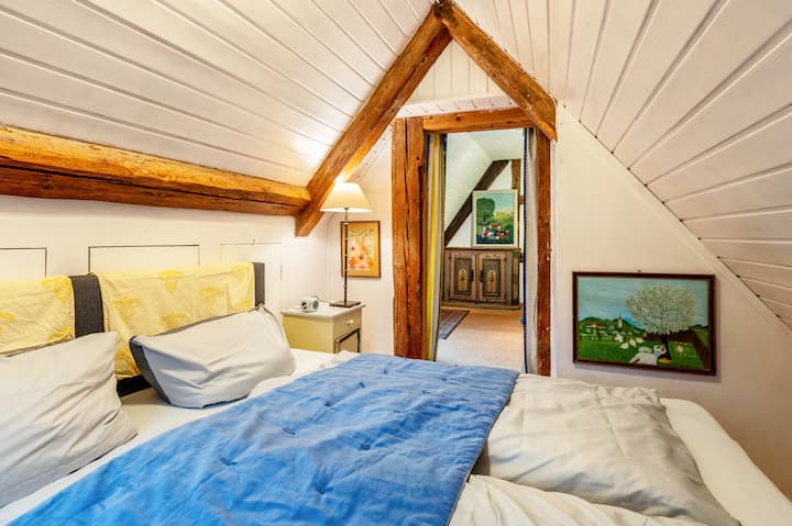 Vista al dormitorio delantero. Es separable a través de una cortina. 