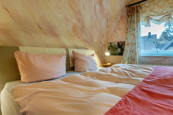 La cama con somier es de 200x200. 