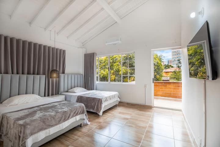 Თითოეული საძინებელი ერწყმის კომფორტსა და ელეგანტურობას პლუშის სიზის საწოლებთან, მაღალ ჭერთან, რბილ განათებასთან და დამამშვიდებელ ნეიტრალურ ტონებთან. Ისეთი მახასიათებლები, როგორიცაა სმარტ-ტელევიზორები, საკმარისი სივრცე კარადაში.