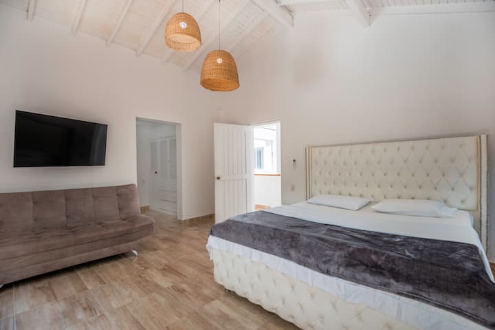 Თითოეული საძინებელი ერწყმის კომფორტსა და ელეგანტურობას პლუშის სიზის საწოლებთან, მაღალ ჭერთან, რბილ განათებასთან და დამამშვიდებელ ნეიტრალურ ტონებთან. Ისეთი მახასიათებლები, როგორიცაა სმარტ-ტელევიზორები, საკმარისი სივრცე კარადაში და მყუდრო შეზლონგის დასაჯდომი ადგილები, თითოეულ ოთახს ცალკე განმარტოებას უქმნის.