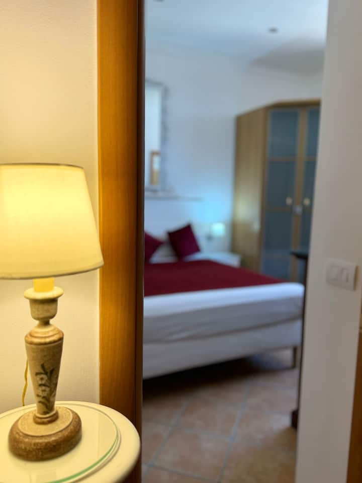 Entrada al dormitorio 1 con baño privado