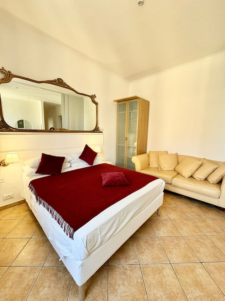 Habitación doble 2 con armario y sofá