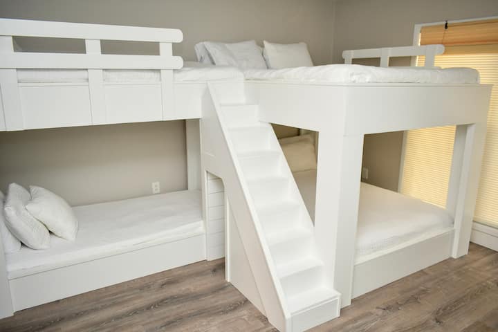 Queen over Queen and Twin over Twin bunks. Sve s vlastitim svjetlima za čitanje. 