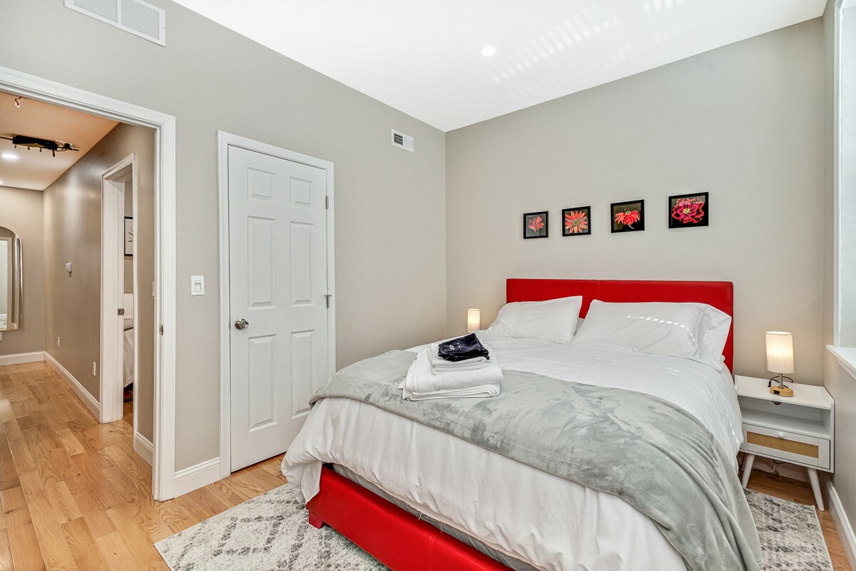 ตั้งอยู่บนชั้น 2 ห้องนอนพร้อมเตียงควีนไซส์ 1 เตียง