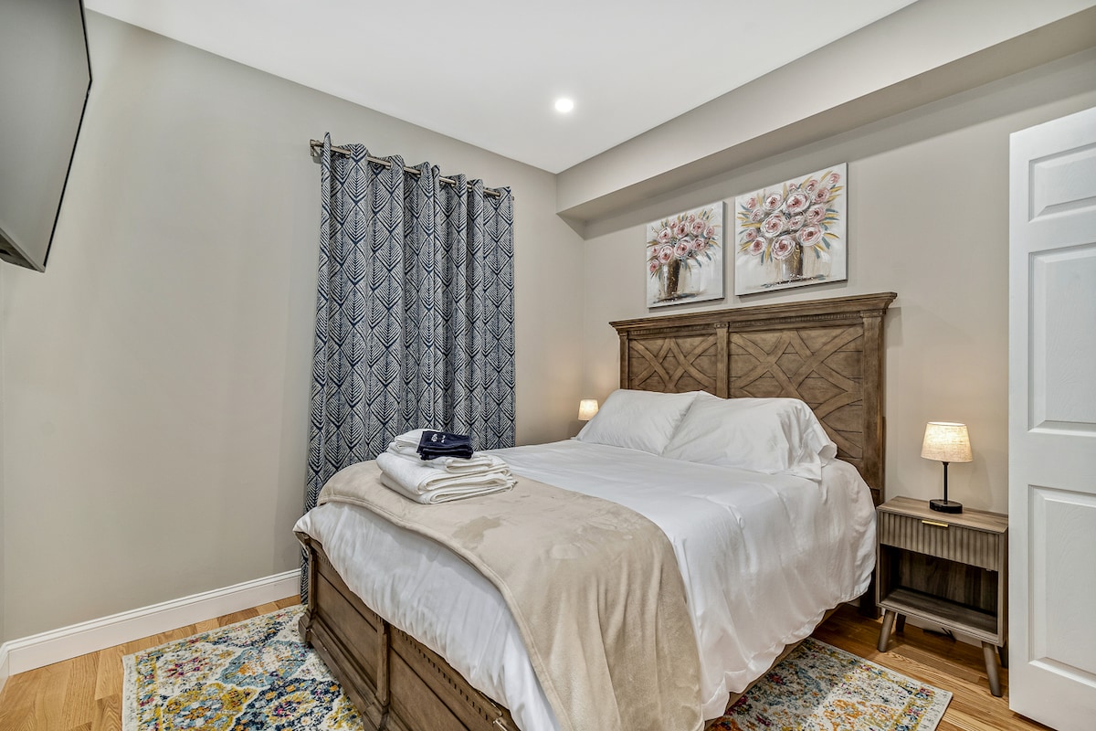 ตั้งอยู่บนชั้น 2 ห้องนอนพร้อมเตียงควีนไซส์ 1 เตียง ห้องนอนนี้ยังมีห้องน้ำในตัวเต็มรูปแบบ