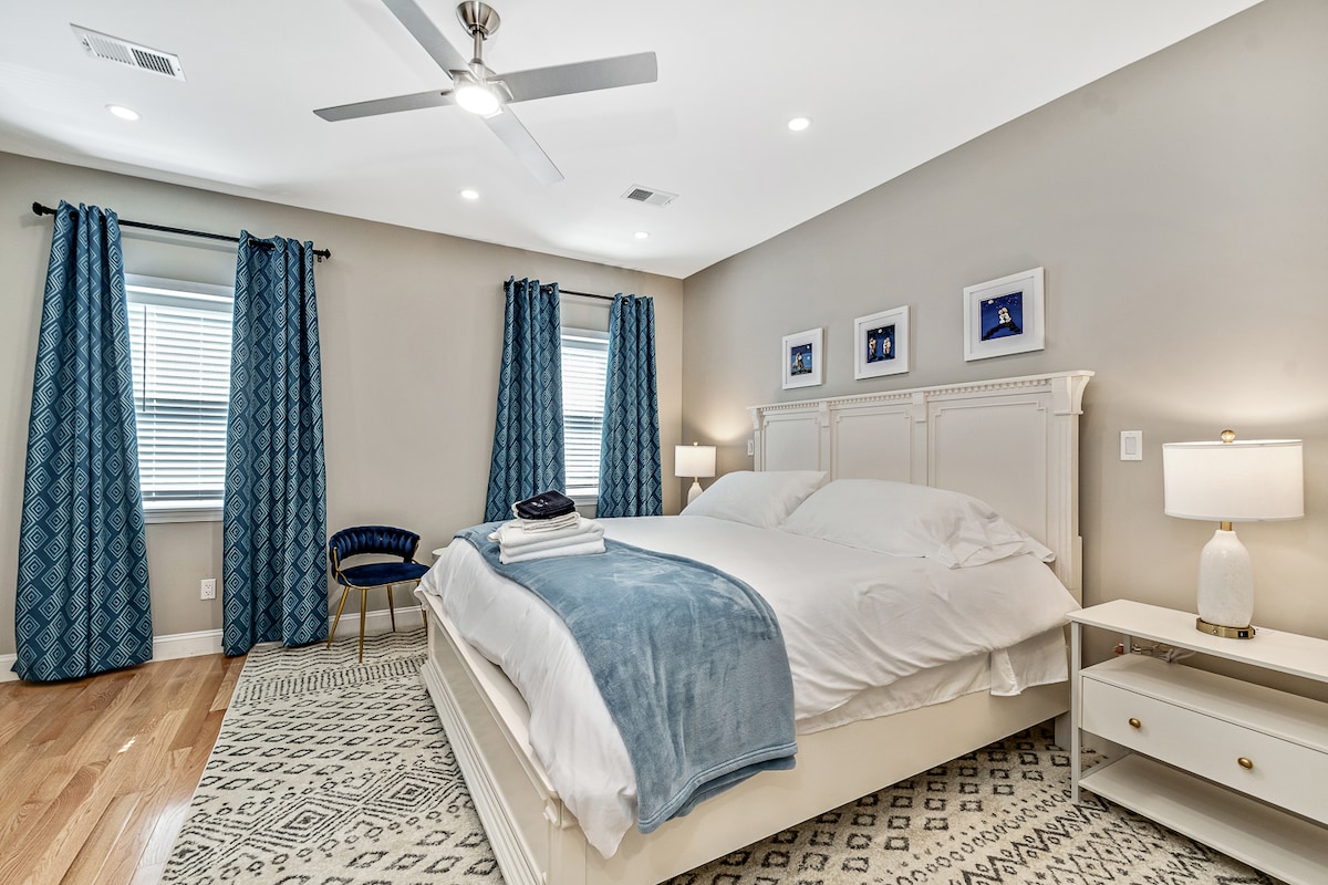 ตั้งอยู่บนชั้น 3 ห้องนอนใหญ่พร้อมเตียงคิงไซส์ 1 เตียง ห้องนอนนี้มีตู้เสื้อผ้าแบบวอล์คอินและห้องน้ำในตัวเต็มรูปแบบพร้อมโต๊ะเครื่องแป้ง 2 ชั้น 