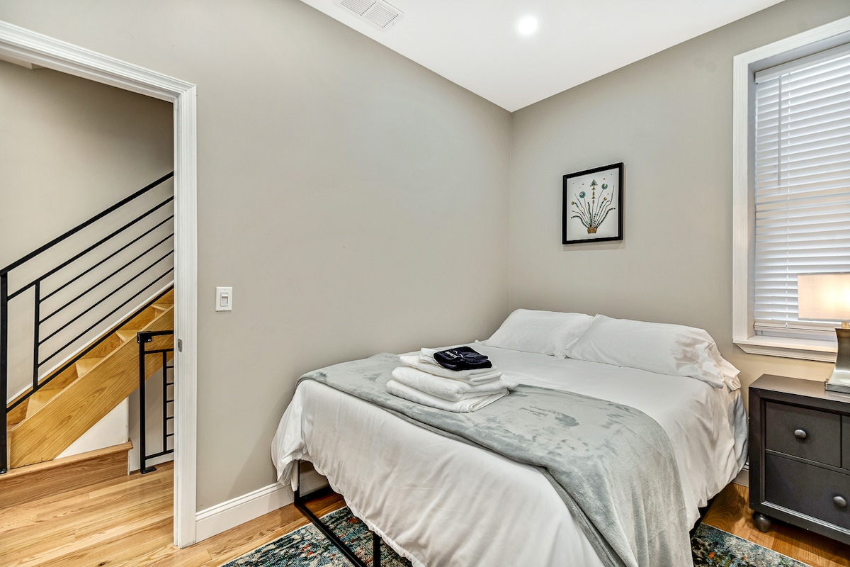 ตั้งอยู่บนชั้น 2 ห้องนอนพร้อมเตียงควีนไซส์ 1 เตียง