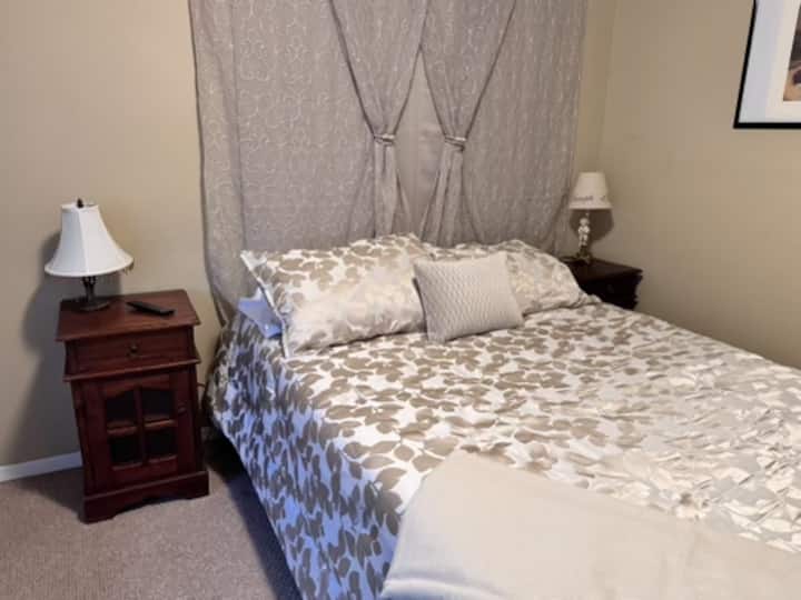 Dormitorio en la planta baja fuera de la entrada
Cama con TV de pantalla plana de 45 pulgadas