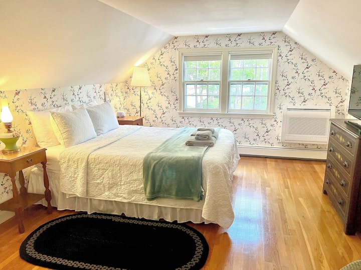 Spálňa s manželskou posteľou, šatníkom, televízorom a nástenným minisplitom na klimatizáciu.