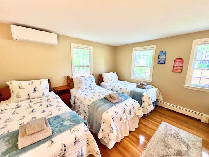 3 samostatné postele so skriňou a mini klimatizáciou.